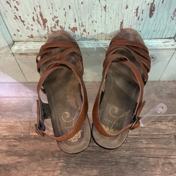 Women’s Dansko brown leather strappy sandals - Picture 4 of 6